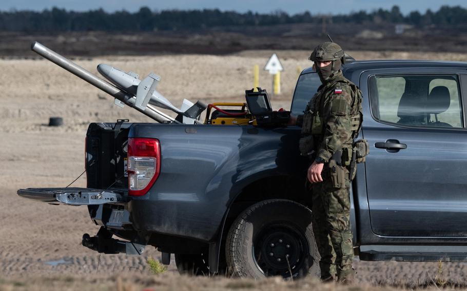 Vojnik se sprema da lansira sistem protiv dronova Merops sa tovarnog prostora kamiona tokom testiranja i obuke 18. novembra 2025. godine na poljskom vojnom poligonu za obuku u Novoj Debi.